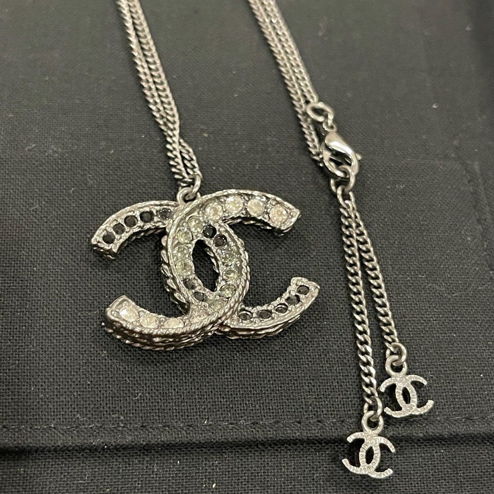 CHANEL-Gunmetal Interlocking CC Pendant Necklace - Picture 4 of 10